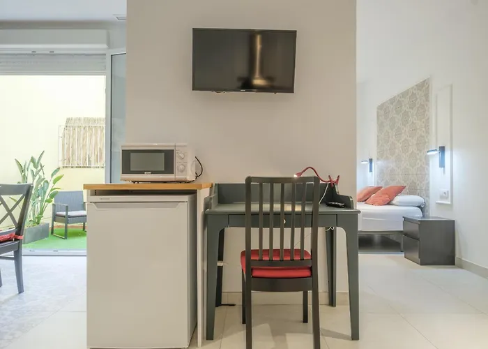 Chic & Comfortable Apartment, Private Terrace Апарт-отель