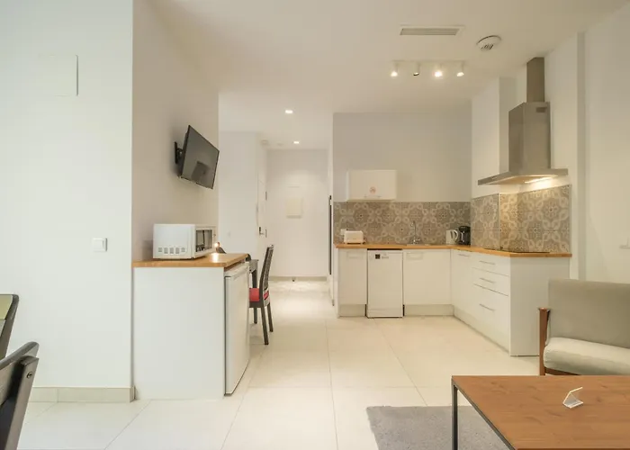 Hotel apartamentowy Chic & Comfortable Apartment, Private Terrace 4*