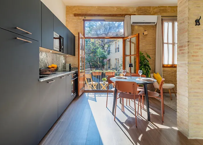 Prime Location, Bright & Cozy Apartment