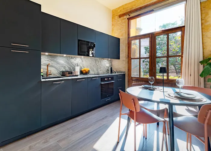 Prime Location, Bright & Cozy Apartment *