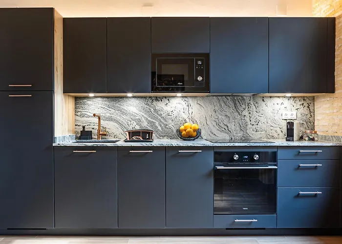 Prime Location, Bright & Cozy