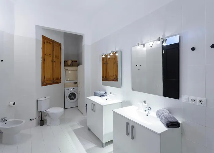 2 Bedroom Historical Center Apartment *