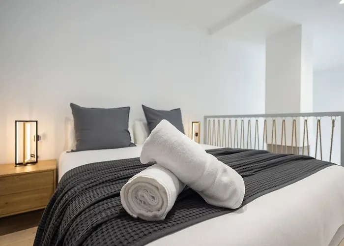 Estudio Con Altillo En Malilla Cerca De La Fe Apartman