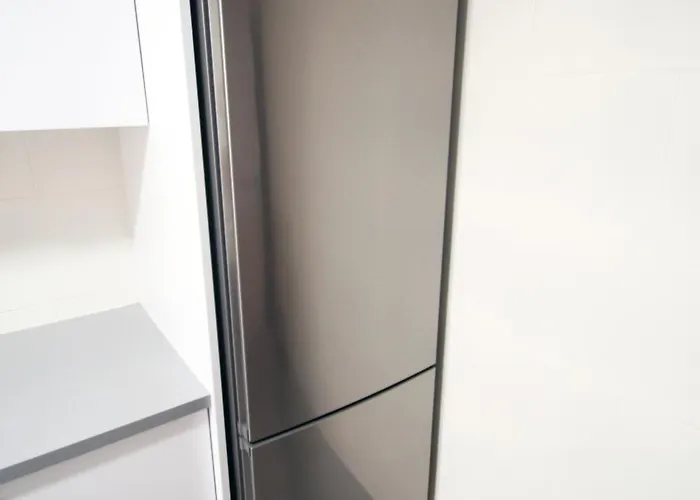 Ross - Flat With The Amenities * Valence