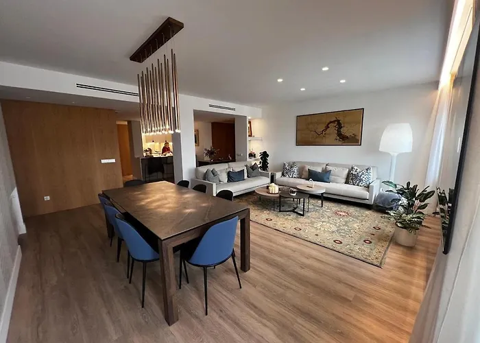 Bright Spacious Luxury Apartment