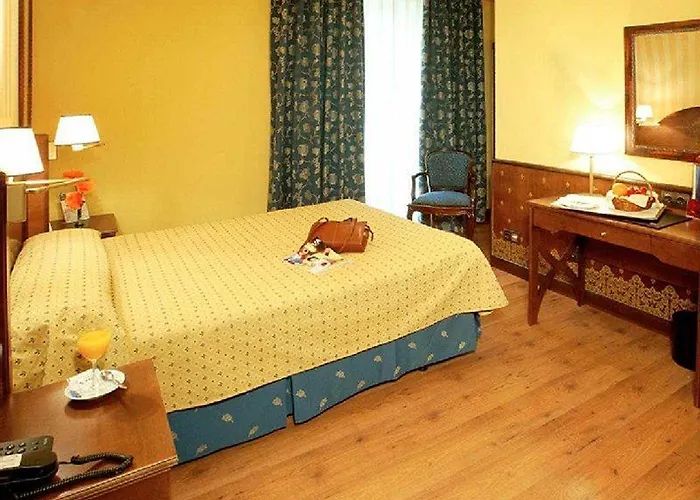 One Shot Reina Victoria 4* Βαλένθια