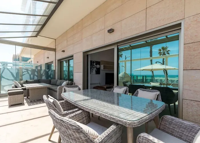 Luxury Front With Pool شقة