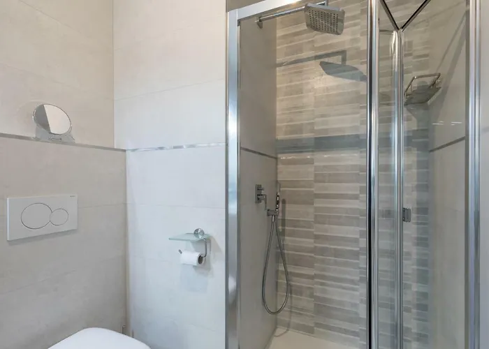 Luxury Front With Pool *