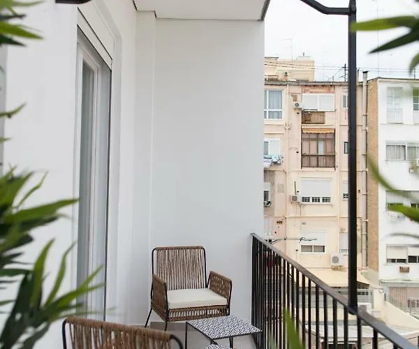 Florit Flats - Chic And In A Lively But Quiet Area Walking Distance شقة