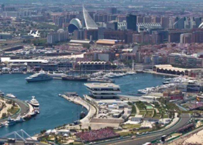 En La Ciudad De Ciencias Y Cerca De La Playa