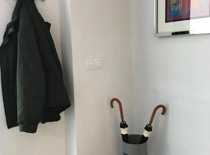 아파트 New! Renovated, Centrally Located, Private Entrance, Terrace