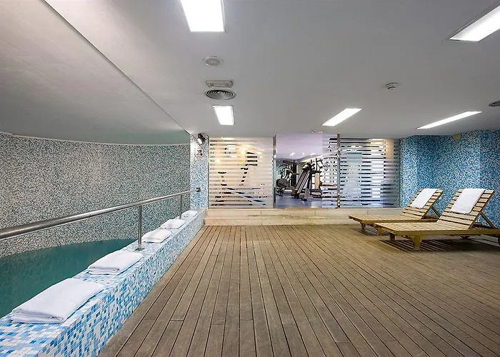 מלון Nh Artes 4*