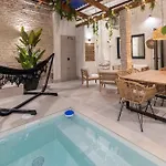 Con Piscina Y Terraza Daire