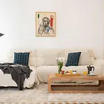 Singularstays Ms Rogers Apartman