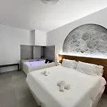 Apartment Getaway - Jacuzzi, Space & Comfort