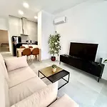 Apartment Getaway - Jacuzzi, Space & Comfort