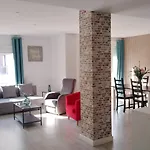 Familias Y Grupos Muy Grande En El Centro De Apartament *