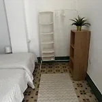 1- Habitación Interior Con Aire Acondicionado Y Con Baño Independiente *
