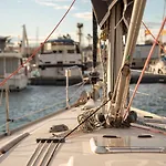 Bateau-hôtel Magnificent Sailboat With Free Parking For Cars