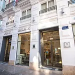 Отель Petit Palace Plaza De La Reina