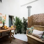 בית הארחה Cosy Embajador 2*