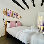 Design & Stylish House In The Center Of