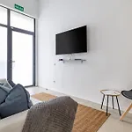 Modern & Stylish Close To The Apartmán