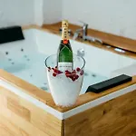 Sada Flat, Jacuzzi, Chill Out, 7 Pax, Smarttv Apartment