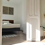 Hola - *