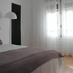 לינה וארוחת בוקר 7 Moons 2*