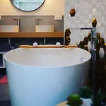 شقة Hexagonal Design *