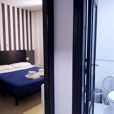 Flats Friends Plaza De La Reina Konukevi