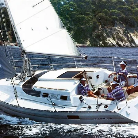 Botel Velero Jaws Evasion
