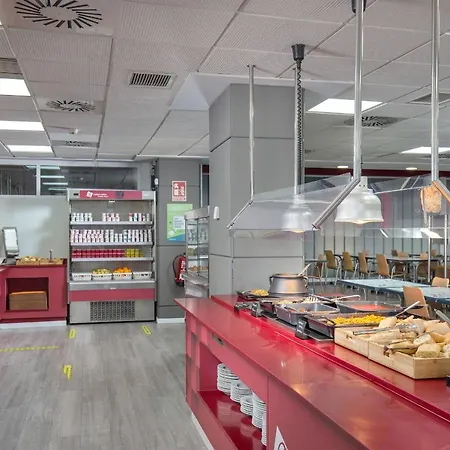 Juvenil Colegio Mayor Galileo Galilei דירה