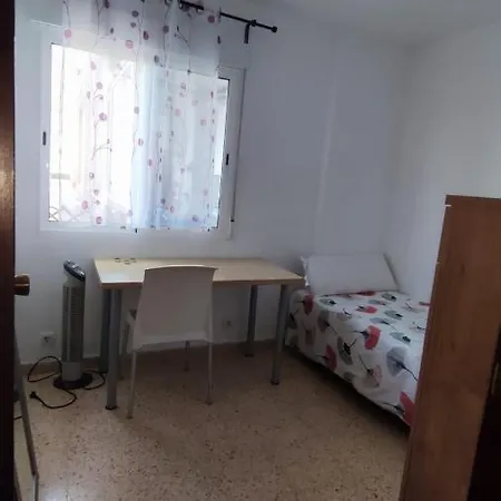 Habitación Con Cama Individual, Piso Compartido En Avenida Blasco Ibáñez *