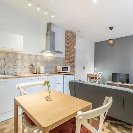 With Antique Floor & Lots Of Sun Light Aparthotel Valencia