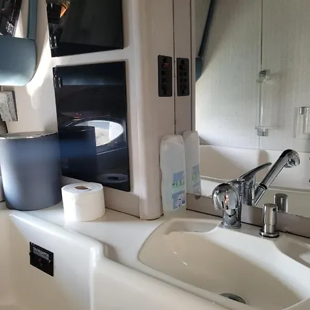 Zeus Bateau-hôtel