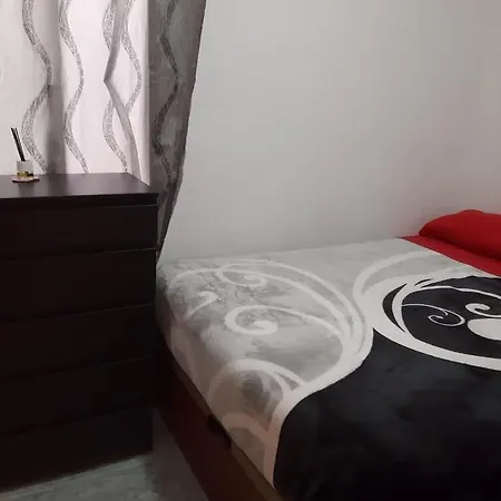 Habitación Pequeña En Piso Compartido Con 2 Adultos *