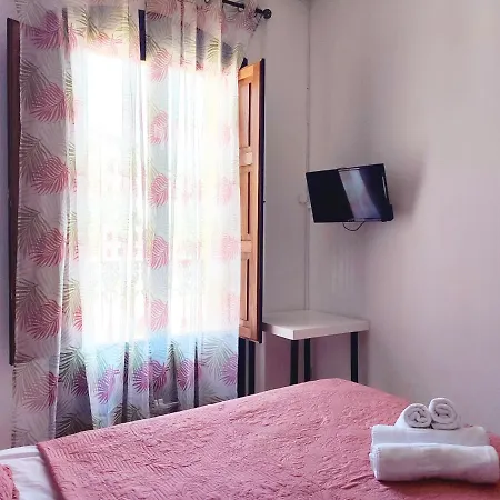 Flats Friends Plaza De La Reina Konukevi