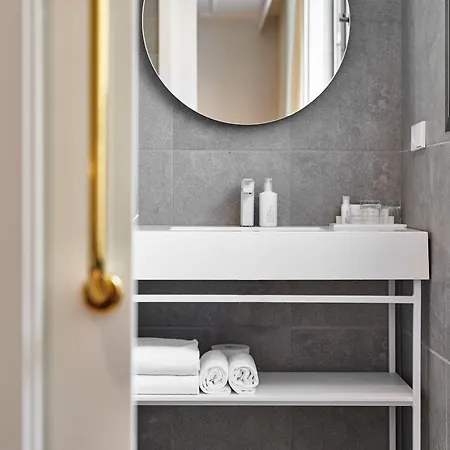 Mate Cosmo - Centre,