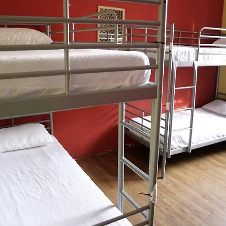 Hostal Feetup Backpackers *