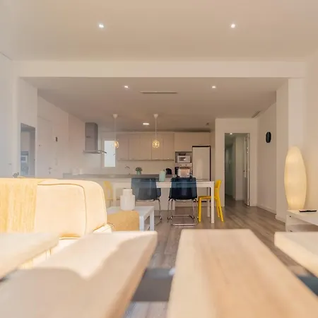 דירה Modern, Stylish With Balcony *