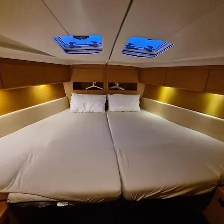 Hotel en barco Velero Monia Valencia