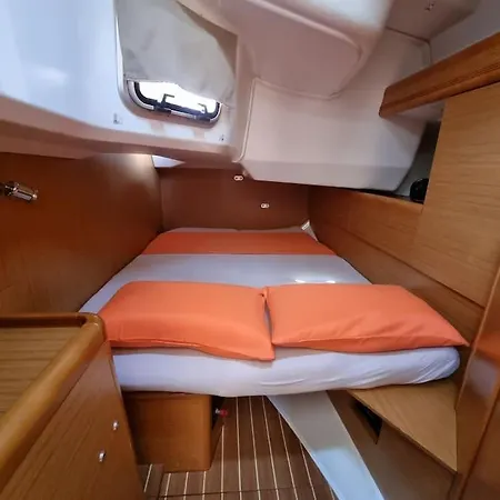 Velero Monia Hotel en barco