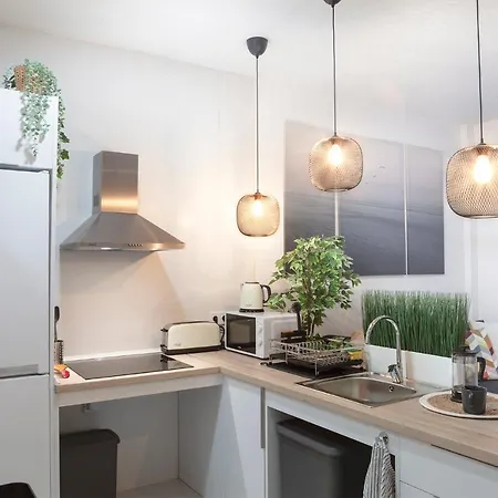 Artistic Digital Retreat-great Location Near Metro *