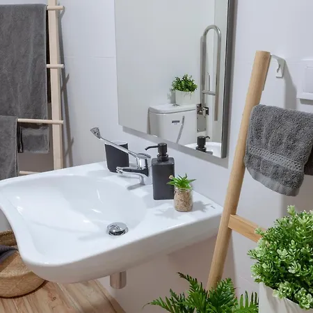 Artistic Digital Retreat-great Location Near Metro Apartament