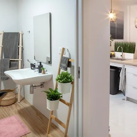 Artistic Digital Retreat-great Location Near Metro