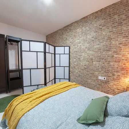 Artistic Digital Retreat-great Location Near Metro