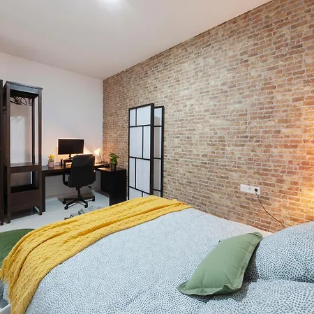 Artistic Digital Retreat-great Location Near Metro Apartament