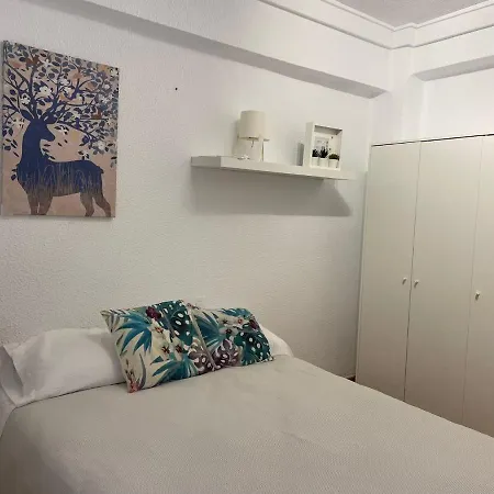 Centro Andando Y Playa Malvarrosa Tranvia בית הארחה